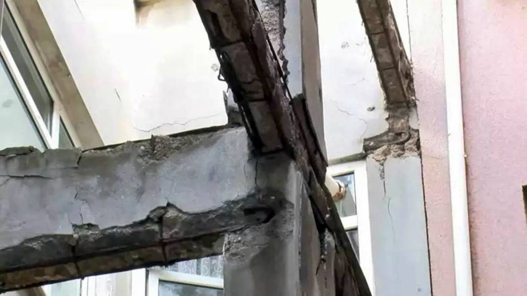 Dökülen binanın önünden geçmeye dahi korkarken istenen kira bedeli 'Pes' dedirtti! Resmen 60 yıllık 'tabutta' yaşıyorlar 8